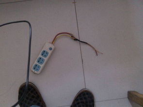 这个插座怎么接黄线的碰出火花了 是不是代表有电,需不需要关总闸